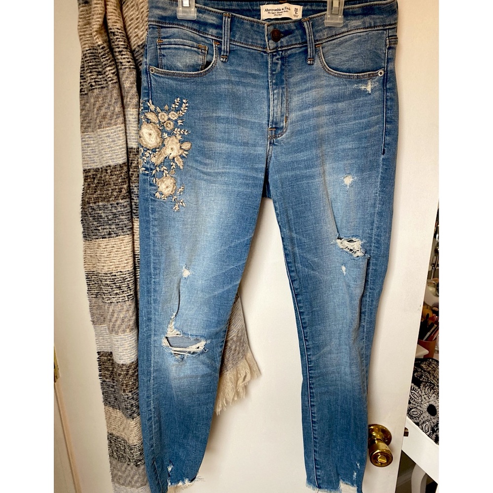 A&F embroidered jeans 🪡🌼✨